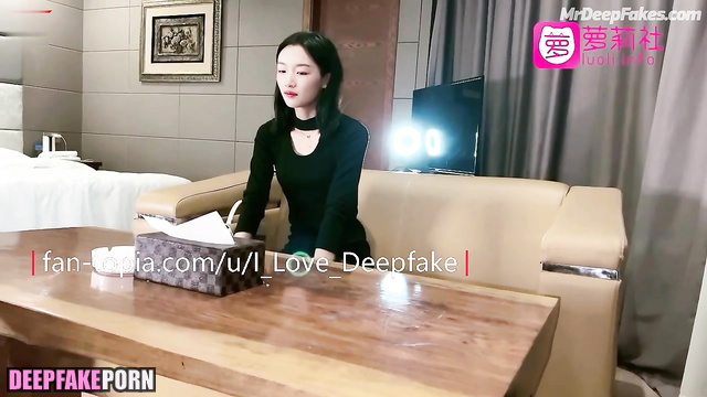 Sexy Zhou Dongyu showed black panties (周冬雨 展示了黑色内裤)