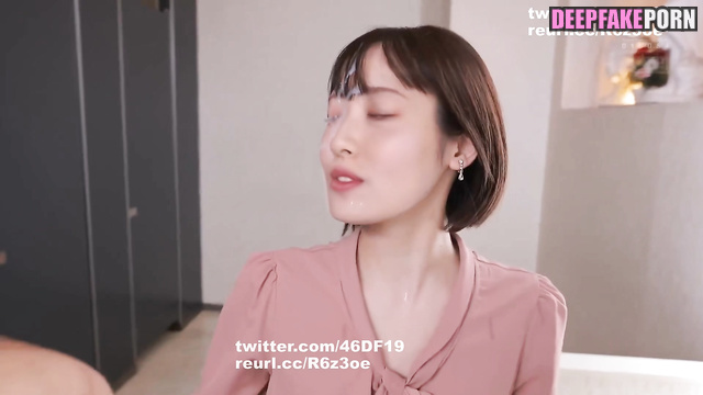 Minami Hamabe got cum on her face in the bathroom (浜辺美波 フェイクアプリ) [PREMIUM]