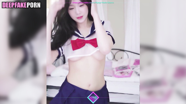 Star of 韓国語 Korean band SNSD 少女時代 Taeyeon improves skills of hot dance [PREMIUM]
