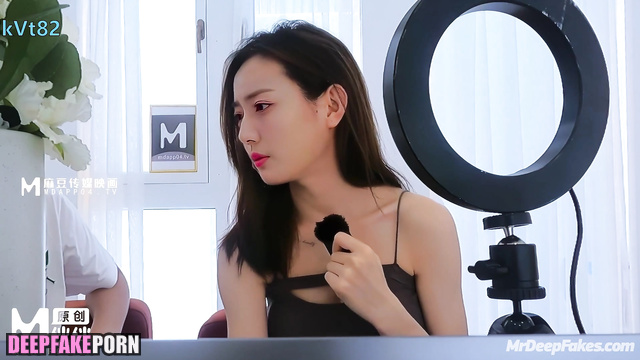 Fake Xu Lu feeling pussy touching during her work // 徐璐 深度伪造视频