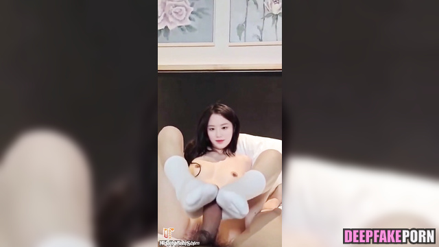 Shuhua masterfully massages a penis with her feet (케이팝 아이돌 슈화)