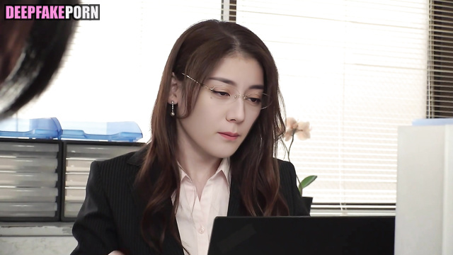 Fake Dilireba (迪丽热巴 迪力木拉提 真假) getting cunni during filling contract [PREMIUM]