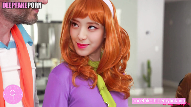 Fake Yeji & Yuna having fun with strangers on Halloween 예지 있지 [PREMIUM]