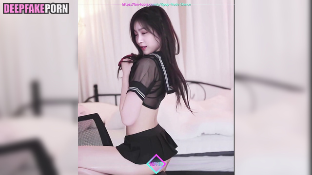 Horny Ryujin (류진 있지) danced for you in japanese schoolgirl suit // [PREMIUM]