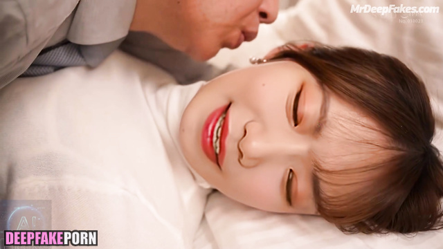 She'll put up with an old fart's kiss for money 少女時代 本物の偽物 Yuri real fake