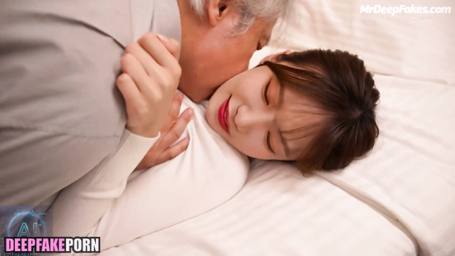 She'll put up with an old fart's kiss for money 少女時代 本物の偽物 Yuri real fake