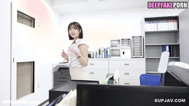 Popular 한국어 Korean Youtuber Chodan 쵸단 is bored in office without sex
