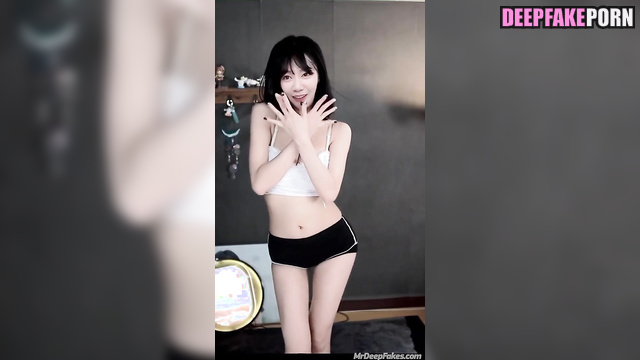 She dances very sexy for her boyfriend / Wu Yanglin face swap 吳泱潾 智能換臉