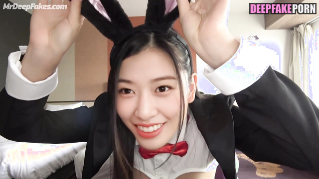 Hot brunette sucking and licking his tongue / Yujin fakeapp アイズワン フェイクポルノ