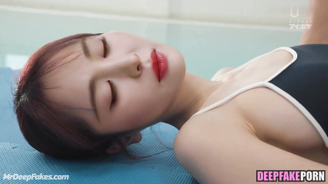 Erotic video (中国人) of Chinese star 古力娜扎 Gulinazha next to the pool