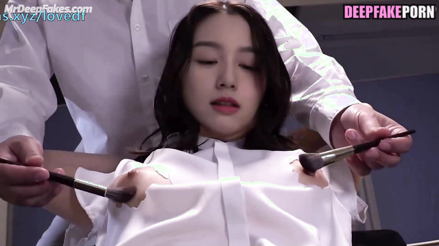 He playing with her nipples using brushes (Zhou Ye fetish ai scene) 周也 换脸