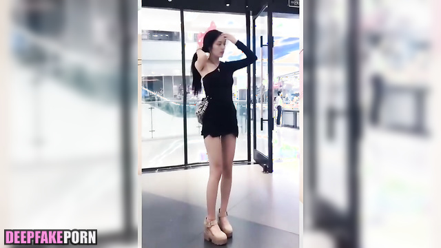 Fake Zhou Ye dances in short video