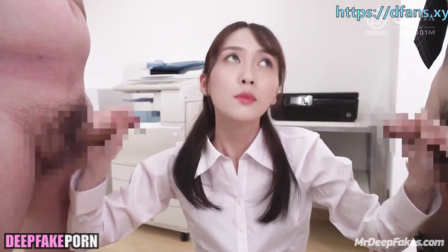 Office lady masturbated on the steps of the back entrance ai Bai Lu 白鹿 網紅