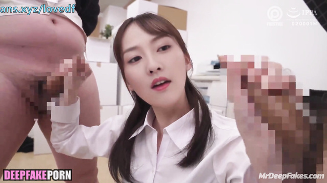 Office lady masturbated on the steps of the back entrance ai Bai Lu 白鹿 網紅