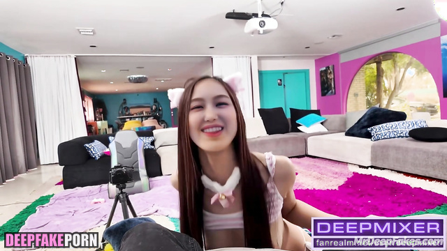 Long-haired Danielle having fun on hidden camera / ニュージーンズ 本物の偽物 fakeapp