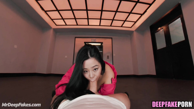 斯蒂芬妮·许 假色情片 Stephanie Hsu making blowjob in interesting suit - real fake