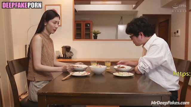 江疏影 Jiang Shuying spreads her legs next to man who is older 换脸 face swap