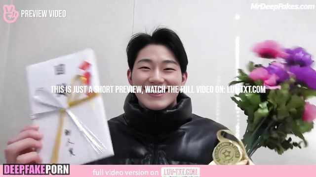 Handsome brunet came to his girlfriend to give her flowers, ai San 산 에이티즈