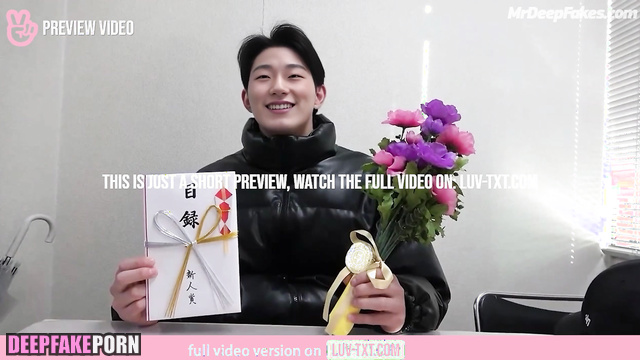 Handsome brunet came to his girlfriend to give her flowers, ai San 산 에이티즈