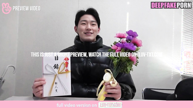 Handsome brunet came to his girlfriend to give her flowers, ai San 산 에이티즈