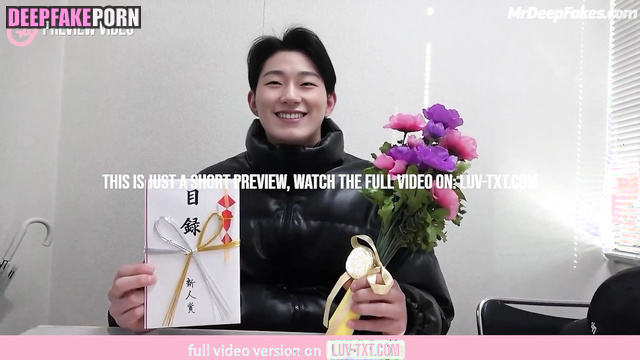 Handsome brunet came to his girlfriend to give her flowers, ai San 산 에이티즈