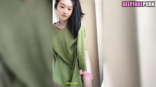 Zhou Dongyu teasing - nude video (周冬雨 누드)