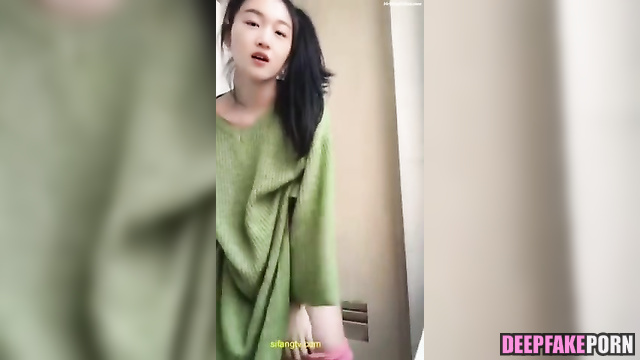 Zhou Dongyu teasing - nude video (周冬雨 누드)