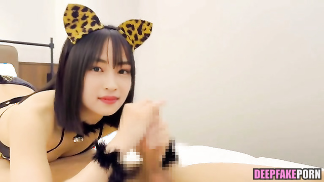 Deepfake Suzu Hirose (広瀬すず) She rubs my dick really well with her little hands