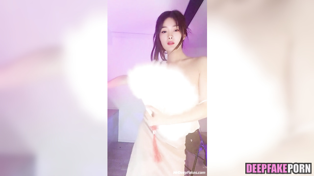 Sexy striptease by naughty fake Yang Mi (智能換臉 杨幂 脱衣舞)
