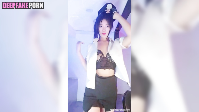 Sexy striptease by naughty fake Yang Mi (智能換臉 杨幂 脱衣舞)