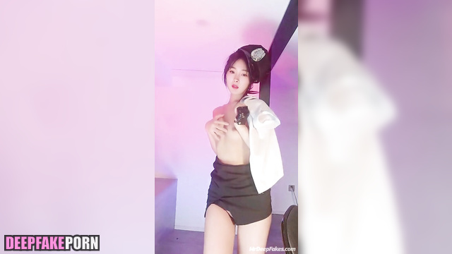 Sexy striptease by naughty fake Yang Mi (智能換臉 杨幂 脱衣舞)